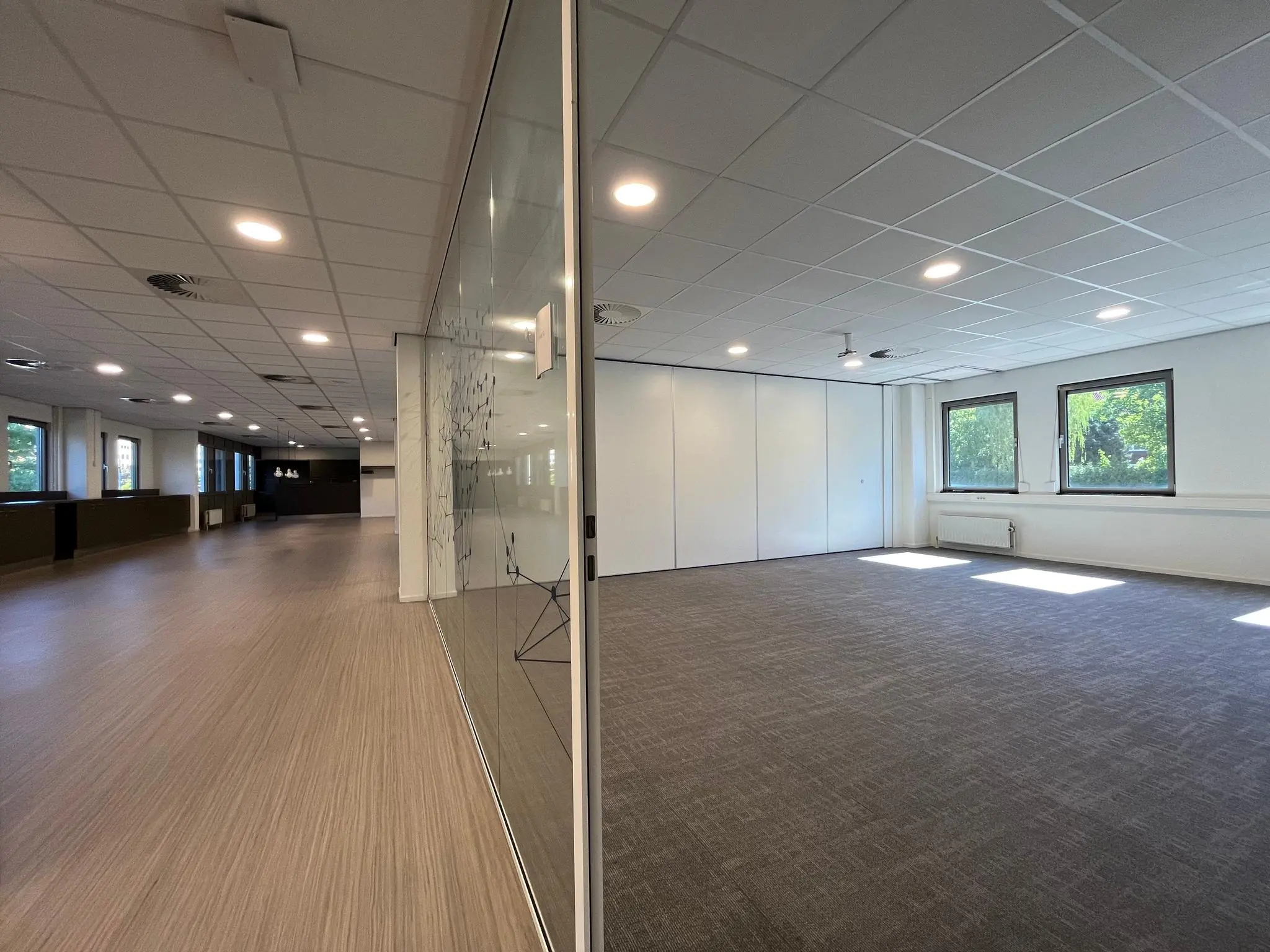 Moderne, ruime kantoorruimte aan de Barchman Wuytierslaan met glazen wand en veel natuurlijk licht.